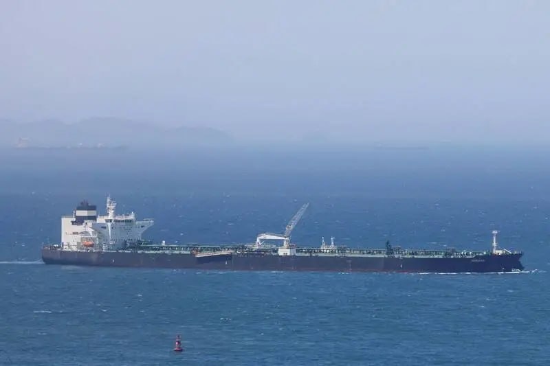 霍尔木兹海峡通行受阻 多艘油轮“隐蔽航行”冒险穿越