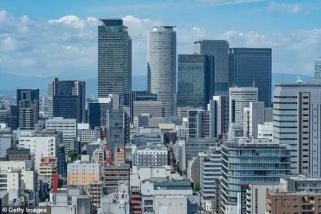 日本男子从12层坠亡砸中路人,自己幸存,却夺走23岁女孩生命