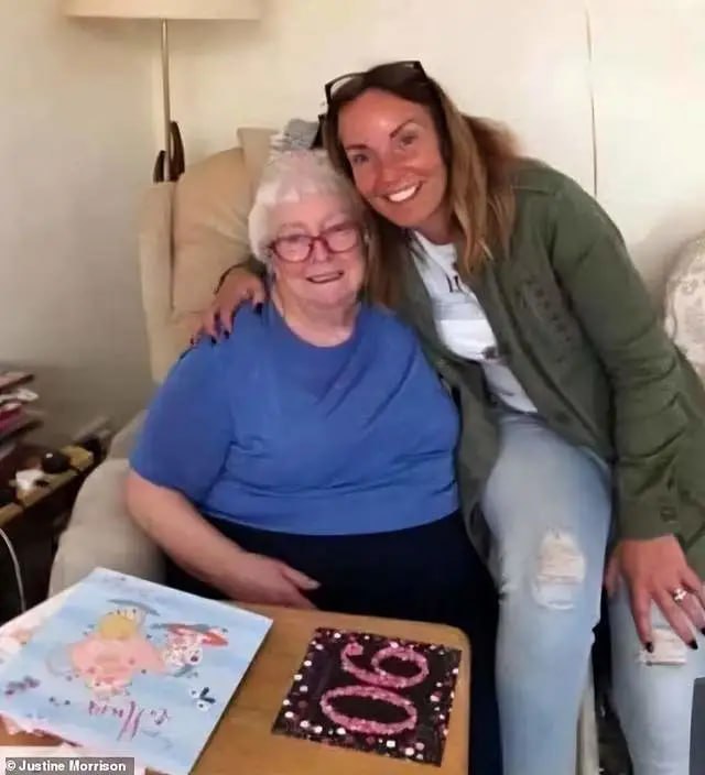 英国老妇生前遭护工喂食狗粮,加热用勺强行投喂,女儿得知崩溃