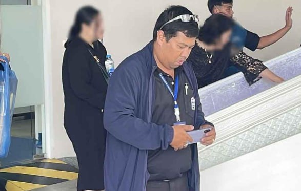 泰国男团“龙五”歌手德遗体被接回 母亲与女友怀疑遭劫杀