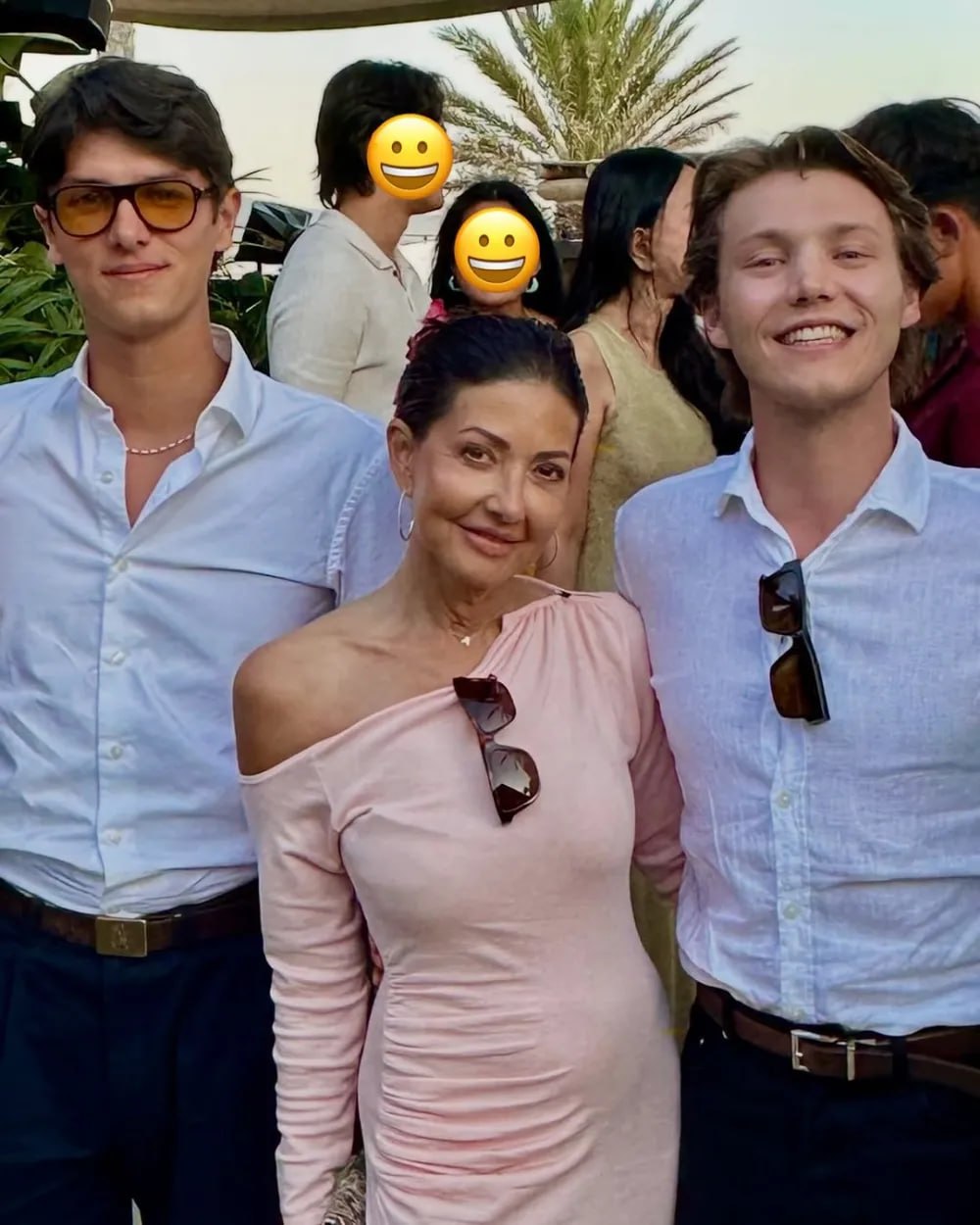 62岁“华人王妃”文雅丽久违同框俩儿子,精致依旧,前王子当男模自食其力