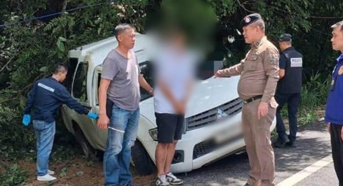 泰国南邦警方追捕运毒皮卡 嫌犯翻车落网缴获320万粒疯药